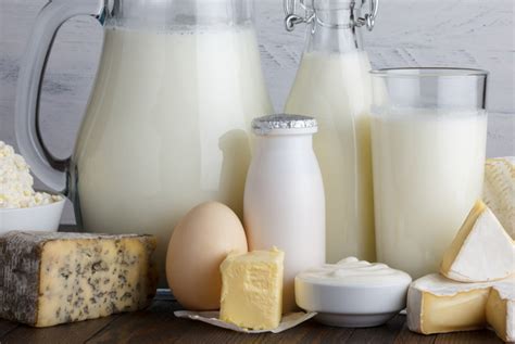 how much vitamin b12 in milk