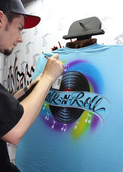 how to airbrush t shirts and other clothing Reader