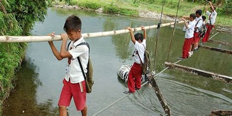 jembatan penyeberangan anak sekolah yang ambruk di daerah PDF