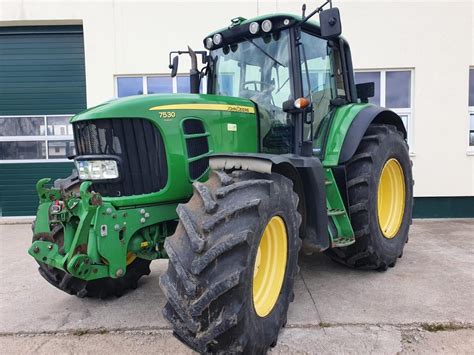 John Deere 7530