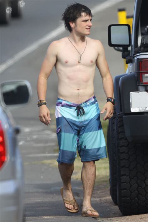 josh hutcherson sem camisa