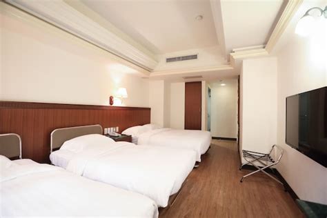 kaohsiung hotels near train station