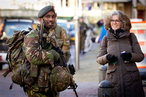 legerkoerier landmacht biedt helpende hand in kosovo Kindle Editon