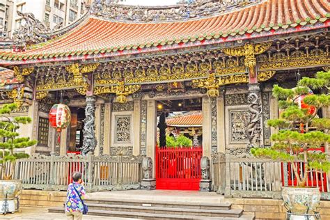 longshan temple opening hours