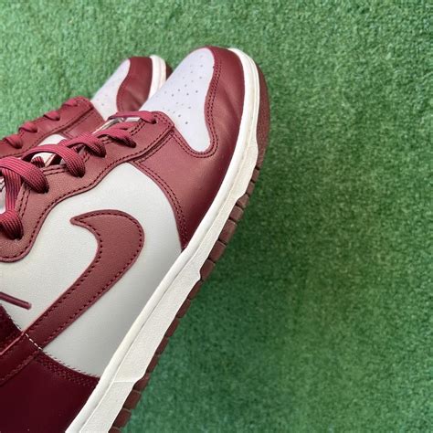 maroon dunks