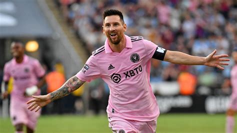 messi pink jersey