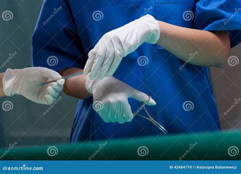 met deze handen aantekeningen van chirurg hans reinalter roman PDF