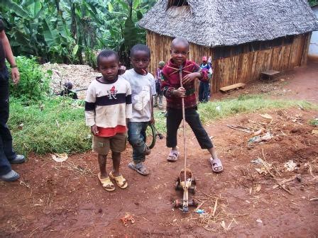 michezo spelen en speelgoed in een dorpje in afrika Kindle Editon
