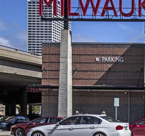 milwaukee public market parking