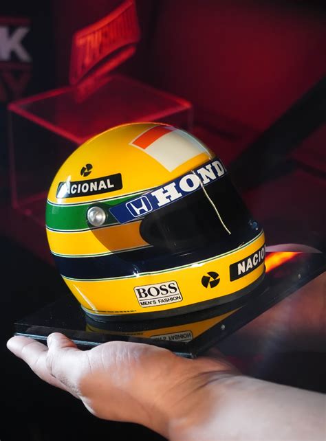 miniatura do capacete do ayrton senna