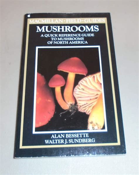 mushrooms a quick reference guide to mushrooms of north america macmillan field guides Reader