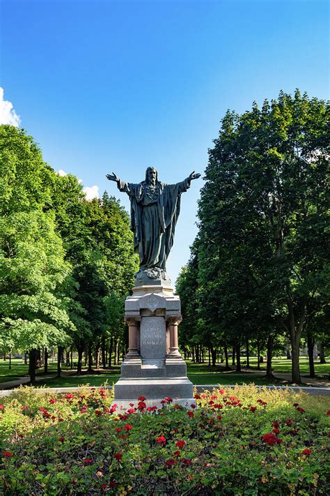 notre dame statues on campus