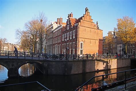 om en bij het huis aan de gracht Doc