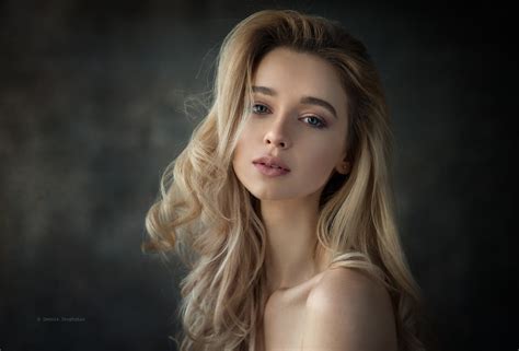 Anna Tsaralunga #12