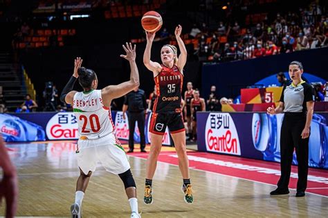Julie Vanloo #13