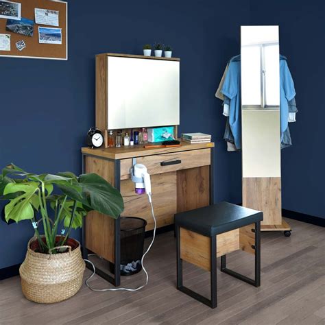 Larissa Vanity