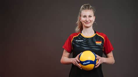 Monique Strubbe #12