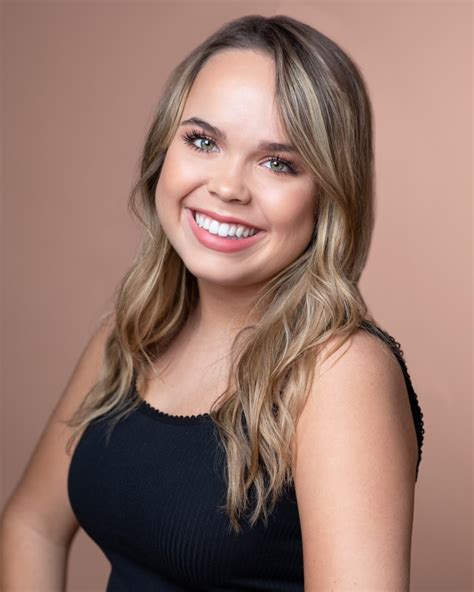 Emma Roberts (Divine Breasts)