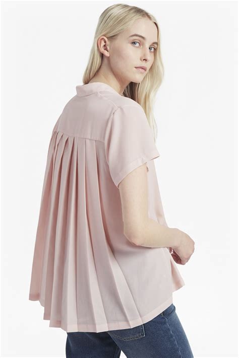 pleated back shirt