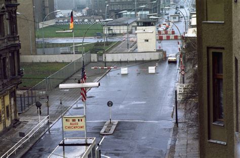 postcards from checkpoint charlie images of the berlin wall Epub