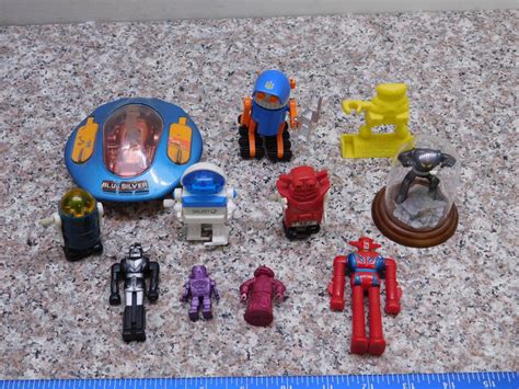 robots and space toys v 1 Reader