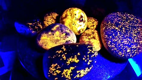 rocks that glow in dark