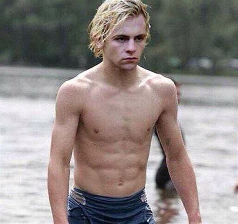 ross lynch without shirt