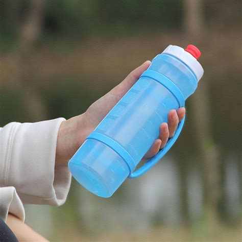 runners drinking bottle