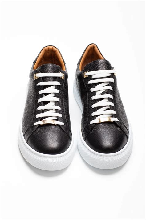 schwarzer leder sneaker