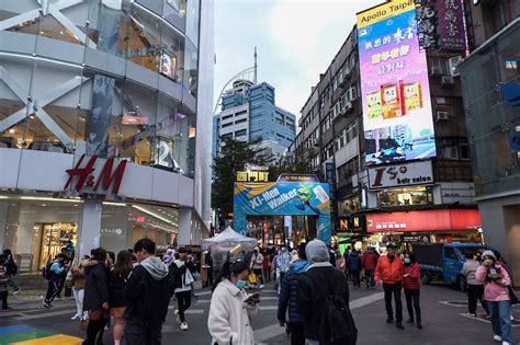 shopping in ximending in the day or night