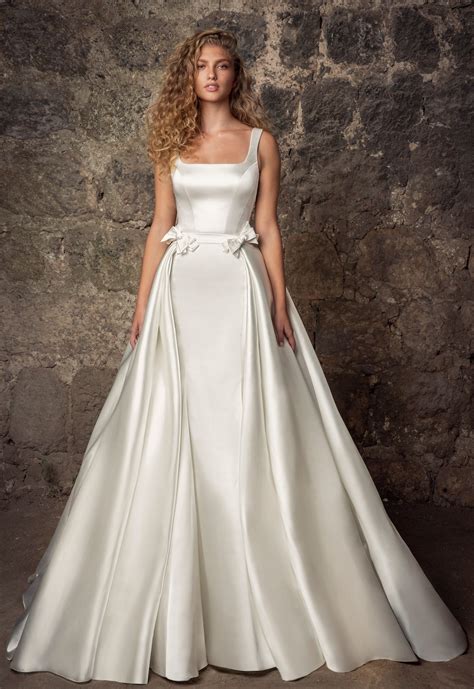 sleeveless bridal dress