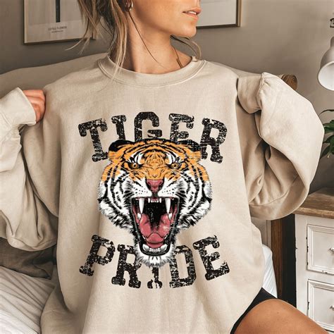 sweatshirt with tiger