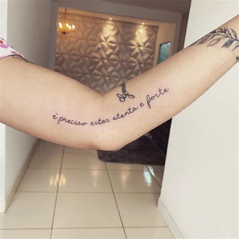 tatuagem feminina frases no braço