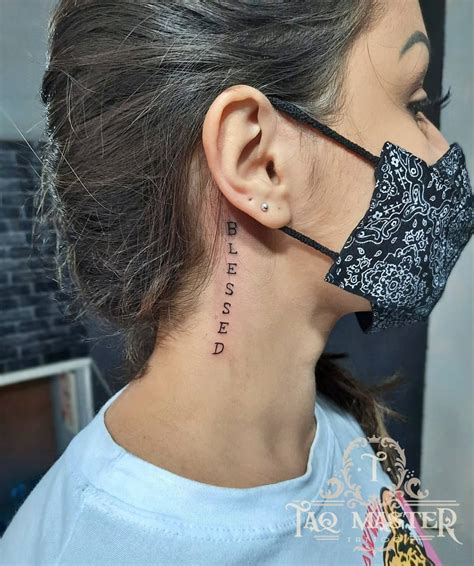 tatuagem feminina no pescoço