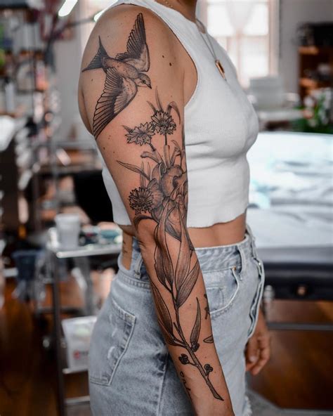 tatuagens de flores no braço feminino