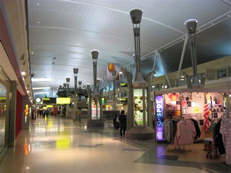 terminal 4 shops