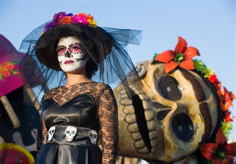 the festival of bones or el festival de las calaveras Reader