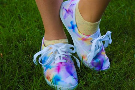 tie dyeing shoes