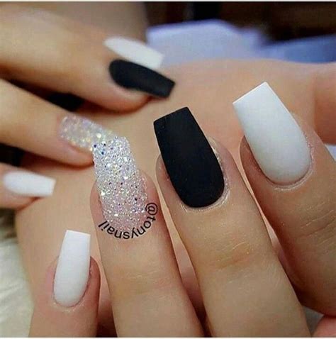 uñas negras con blanco