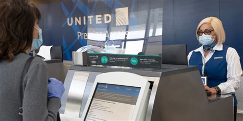 united airlines check in time