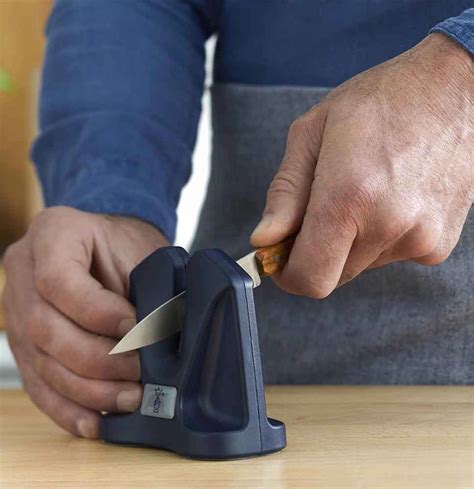 use manual knife sharpener Doc