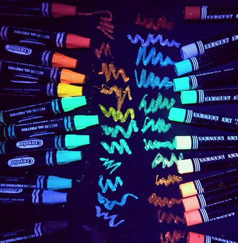 what colors glow in blacklight