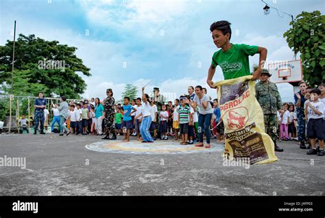 what is the race of the filipino