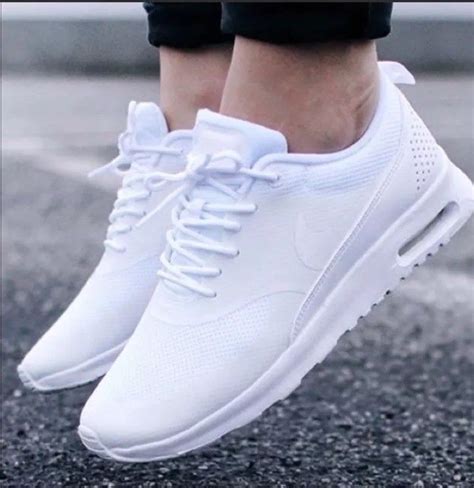 white nike shoes women