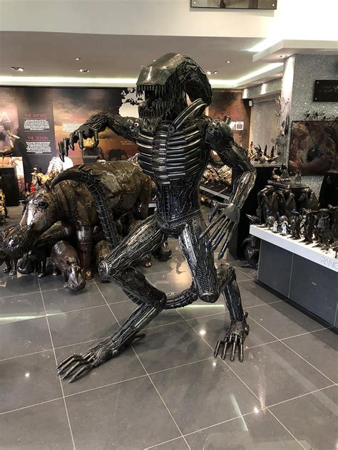 xenomorph statue