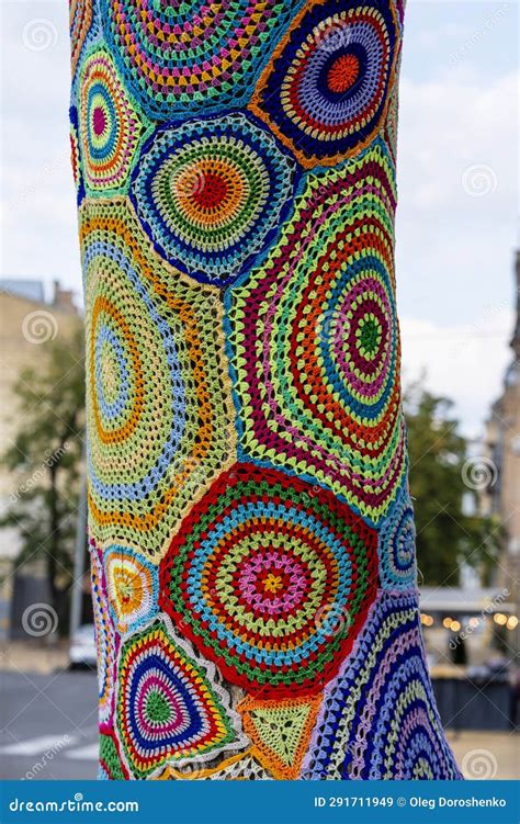 yarn bombing the art of crochet and knit graffiti Epub