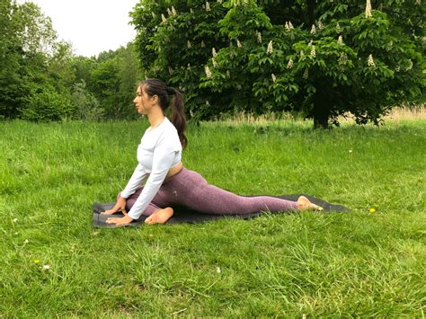 yoga en geneeskunde een arts behandeld de vraag in hoeverre yoga kan bijdragen tot een geestelijke en lichamelijke gezondheid Reader