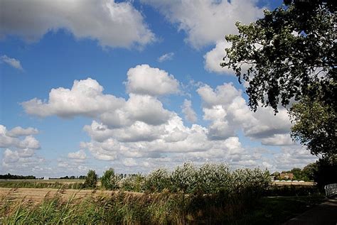 zon en wolken boven een singelhuis Epub